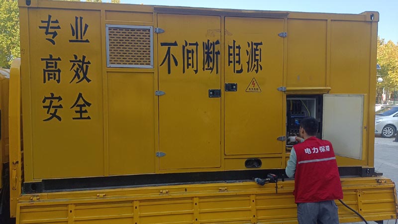 盐边柴油发电机组和UPS电源配合使用时，如何避免切换过程中的电力中断？